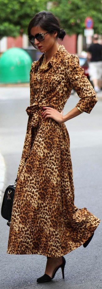 С чем носить платье с леопардовым принтом в жару: Платье с леопардовым принтом — замечательный вариант для расслабленного, но стильного ансамбля. В сочетании с этим нарядом наиболее выигрышно будут смотреться черные замшевые туфли.