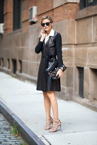 Как Olivia Palermo носит Черное кожаное платье с запахом, Белая классическая рубашка, Бежевые кожаные босоножки на каблуке, Черный кожаный клатч с украшением