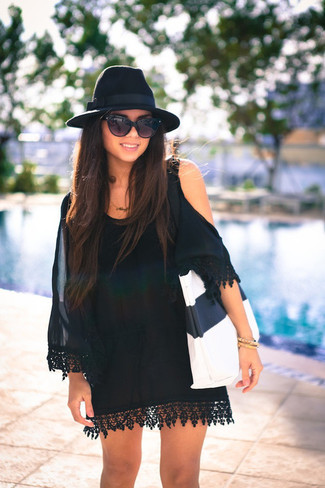 С чем носить солнцезащитные очки женщине в жару: Черное шелковое платье с открытыми плечами и солнцезащитные очки — классная формула для воплощения модного и незамысловатого образа.
