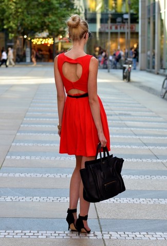 С чем носить замшевые босоножки на каблуке в жару: Красное платье с плиссированной юбкой с вырезом — беспроигрышный вариант, если ты хочешь составить раскованный, но в то же время стильный лук. Весьма подходяще здесь выглядят замшевые босоножки на каблуке.