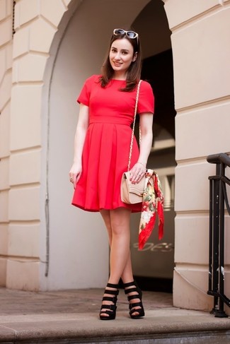 Красное платье с плиссированной юбкой от Sisley