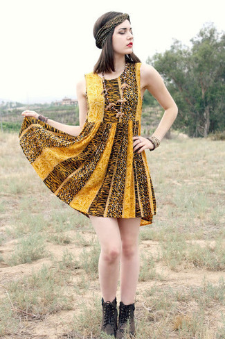 Модный лук: желтое платье с плиссированной юбкой с леопардовым принтом, темно-коричневые кожаные ботинки на шнуровке, коричневый ободок/повязка с леопардовым принтом, коричневый браслет