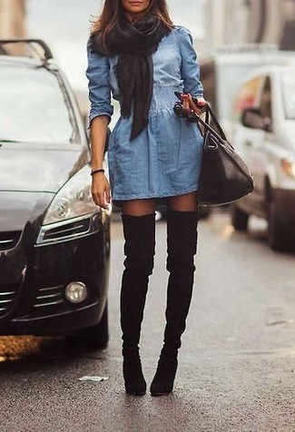 Модный лук: синее джинсовое платье с плиссированной юбкой, черные замшевые ботфорты, черная кожаная сумка-саквояж, черный шарф
