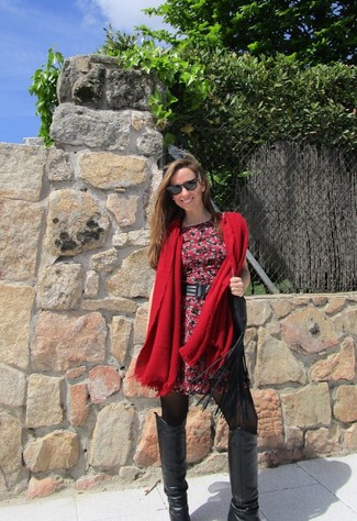 Красное платье с цветочным принтом от Dolce & Gabbana