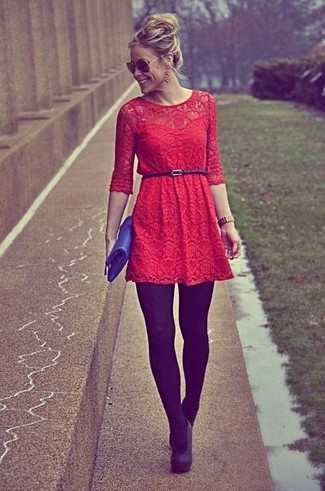 С чем носить колготки осень в стиле смарт-кэжуал: Красное кружевное платье с плиссированной юбкой и колготки — хорошая формула для воплощения приятного и простого лука. Вместе с этим луком чудесно смотрятся черные замшевые туфли. Хорошо помнить о таком сочетании, особенно когда погода становится непредсказуемой.