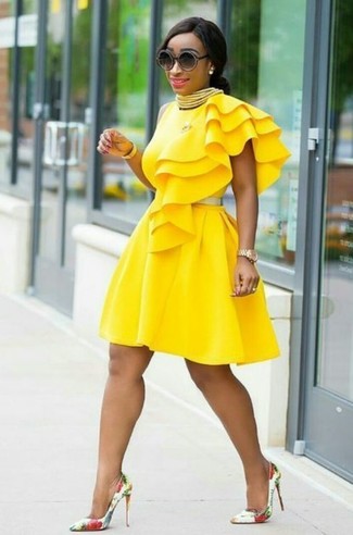 С чем носить желтое платье в 20 лет в деловом стиле: Желтое платье — великолепное решение для свидания или похода в бар с коллегами. В сочетании с этим луком великолепно будут смотреться белые кожаные туфли с цветочным принтом.