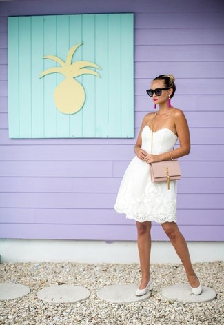 Модный лук: белое кружевное платье с пышной юбкой, белые кожаные туфли, розовая кожаная сумка через плечо, черные солнцезащитные очки