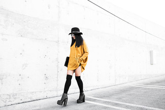 С чем носить желтое платье в стиле смарт-кэжуал: Желтое платье — беспроигрышный ансамбль, если ты ищешь простой, но в то же время модный ансамбль. Что же до обуви, черные кожаные массивные ботильоны — самый уместный вариант.