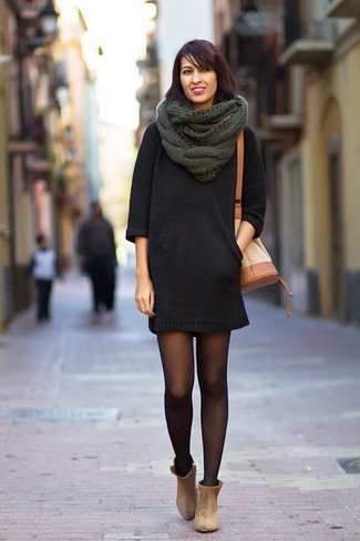 С чем носить темно-бирюзовый шарф женщине: Если в одежде ты делаешь ставку на удобство и практичность, черное платье-свитер и темно-бирюзовый шарф — прекрасный вариант для стильного повседневного наряда. Что же до обуви, бежевые замшевые ботильоны — наиболее приемлимый вариант.