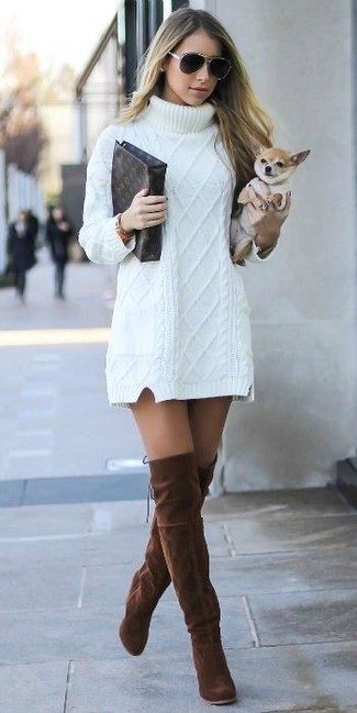 С чем носить вязаное платье-свитер: Вязаное платье-свитер — превосходная идея для расслабленного, но стильного образа. Если тебе нравится соединять в своих нарядах разные стили, на ноги можно надеть коричневые замшевые ботфорты.