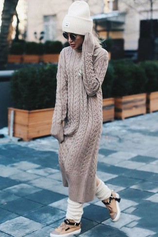 С чем носить светло-коричневые низкие кеды женщине: Бежевое платье-свитер — превосходная идея для несложного, но стильного образа. Такой образ несложно адаптировать к повседневным условиям городской жизни, если надеть в сочетании с ним светло-коричневые низкие кеды.