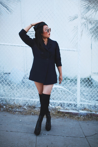 С чем носить шляпу женщине в теплую погоду в деловом стиле: Темно-синее платье-смокинг и шляпа — отличная формула для воплощения стильного и практичного наряда. Весьма уместно здесь будут смотреться черные кожаные ботильоны.
