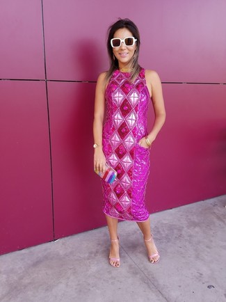 Модный лук: ярко-розовое платье-футляр с украшением, розовые кожаные босоножки на каблуке, разноцветный клатч в вертикальную полоску, белые солнцезащитные очки