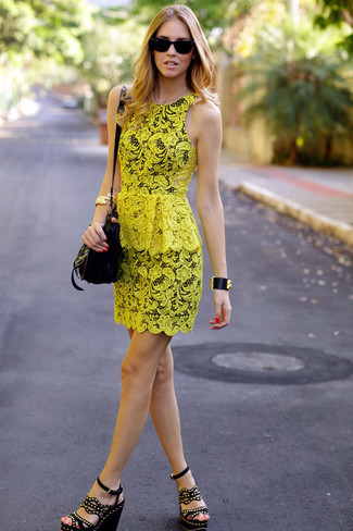 Желтое кружевное платье-футляр от Alberta Ferretti