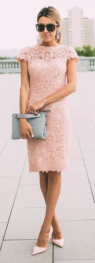 С чем носить серый кожаный клатч в деловом стиле: Розовое кружевное платье-футляр и серый кожаный клатч — хорошее решение для девчонок, которые никогда не сидят на месте. Отлично сюда подойдут розовые кожаные туфли.