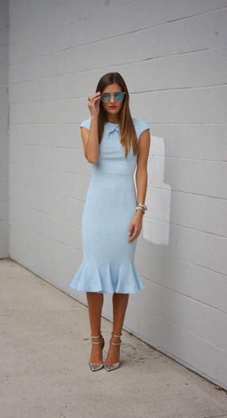 С чем носить голубое платье в деловом стиле: Голубое платье — беспроигрышный образ для встречи в ресторане. Очень уместно здесь будут выглядеть серебряные кожаные туфли.