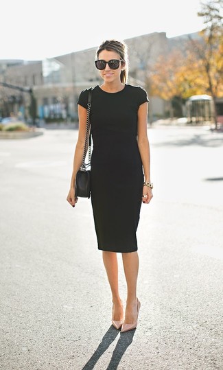 С чем носить бежевые туфли осень: Черное платье-футляр — отличный выбор для воплощения лука в стиле элегантной повседневности. В сочетании с этим ансамблем прекрасно будут выглядеть бежевые туфли. Уверены, это великолепный выбор в тоскливый осенний день.