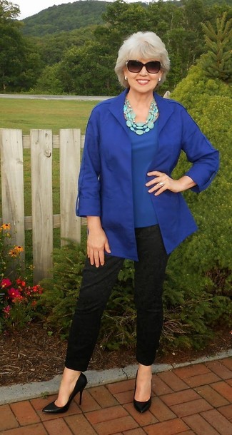 С чем носить синюю блузку за 50 лет в теплую погоду в деловом стиле: Сочетание синей блузки и черных узких брюк — превосходный пример современного городского стиля. В тандеме с этим ансамблем наиболее гармонично будут смотреться черные кожаные туфли.