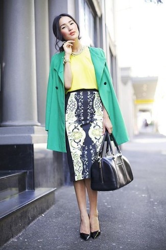 Модный лук: зеленый плащ, желтая шелковая блуза с коротким рукавом, темно-сине-белая юбка-карандаш с цветочным принтом, черные кожаные туфли