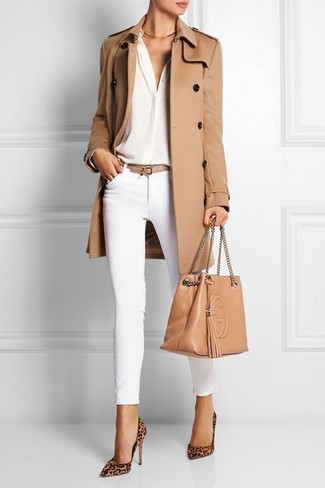 Модный лук: светло-коричневый плащ, белая шелковая блузка с длинным рукавом, белые узкие брюки, светло-коричневые замшевые туфли с леопардовым принтом