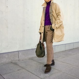 С чем носить пурпурный свитер мужчине в теплую погоду: Если ты принадлежишь к той когорте мужчин, которые любят выглядеть модно, тебе понравится образ из пурпурного свитера и светло-коричневых классических брюк в шотландскую клетку. И почему бы не привнести в повседневный образ чуточку консерватизма с помощью темно-коричневых замшевых ботинок челси?