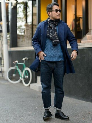 С чем носить темно-синий вязаный свитер за 40 лет мужчине: Темно-синий вязаный свитер и темно-синие джинсы — хороший выбор, если ты ищешь простой, но в то же время модный мужской ансамбль. Если ты любишь смешивать в своих образах разные стили, на ноги можно надеть черные кожаные туфли дерби.