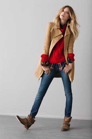 Модный лук: светло-коричневый кожаный плащ, красный вязаный свитер, темно-синяя классическая рубашка в шотландскую клетку, темно-синие джинсы скинни