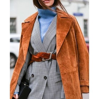 С чем носить свитер в 20 лет женщине в деловом стиле: Свитер в сочетании с табачным замшевым плащом — необычный выбор для работы в офисе.