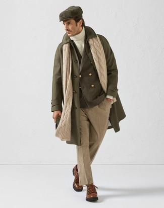 С чем носить темно-бирюзовый двубортный пиджак в 30 лет мужчине в прохладную погоду: Темно-бирюзовый двубортный пиджак в паре со светло-коричневыми классическими брюками — великолепный пример строгого делового стиля. Чтобы лук не получился слишком отполированным, можешь закончить его коричневыми кожаными рабочими ботинками.