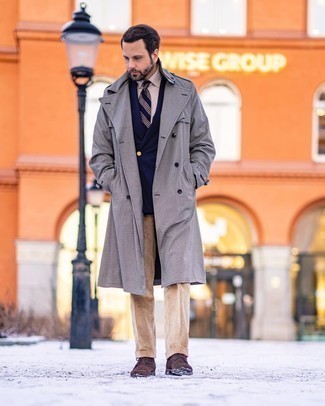 Какие классические брюки носить с синим двубортным пиджаком мужчине в прохладную погоду: Несмотря на то, что это довольно-таки сдержанный образ, тандем синего двубортного пиджака и классических брюк неизменно нравится стильным мужчинам, а также пленяет сердца прекрасных дам. Ты можешь легко приспособить такой образ к повседневным делам, надев темно-коричневыми замшевыми повседневными ботинками.