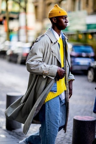 Модный лук: бежевый плащ, синяя джинсовая куртка, желтый свитер с круглым вырезом, белая рубашка с длинным рукавом