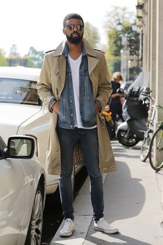 Модный лук: светло-коричневый плащ, синяя джинсовая куртка, белая футболка с v-образным вырезом, темно-серые джинсы