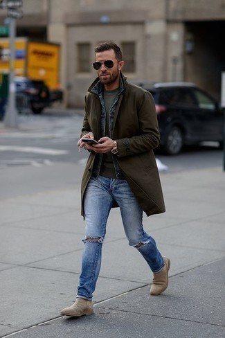 Какие джинсовые куртки носить с светло-коричневыми ботинками челси за 40 лет мужчине в стиле кэжуал: Если у тебя наметился сумасшедший день, сочетание джинсовой куртки и синих рваных джинсов позволит создать удобный образ в непринужденном стиле. Думаешь сделать лук немного элегантнее? Тогда в качестве обуви к этому образу, выбирай светло-коричневые ботинки челси.