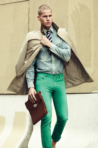 Модный лук: светло-коричневый плащ, голубая джинсовая рубашка, зеленые джинсы, темно-коричневый кожаный портфель