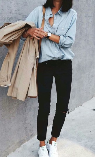 Какие джинсовые рубашки носить с светло-коричневым плащом в 30 лет женщине: Лук из светло-коричневого плаща и джинсовой рубашки — воплощение современного городского стиля. Такой образ легко приспособить к повседневным реалиям, если надеть в сочетании с ним белые низкие кеды.