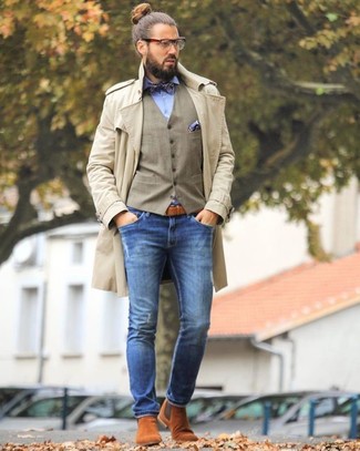 Как носить темно-синие джинсы с коричневыми замшевыми ботинками челси в 30 лет мужчине в теплую погоду в деловом стиле: Бежевый плащ и темно-синие джинсы прочно закрепились в гардеробе современных джентльменов, позволяя составлять незаезженные и комфортные ансамбли. Думаешь сделать ансамбль немного строже? Тогда в качестве обуви к этому образу, стоит выбрать коричневые замшевые ботинки челси.