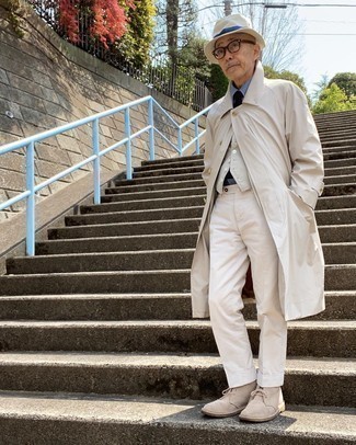 Какие жилеты носить с белыми классическими брюками за 60 лет: Комбо из жилета и белых классических брюк поможет создать модный и мужественный образ. Ты можешь легко адаптировать такой ансамбль к повседневным нуждам, надев бежевыми замшевыми ботинками дезертами.