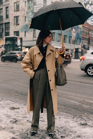 С чем носить кардиган женщине в прохладную погоду: Кардиган и серые широкие брюки — хороший выбор для воплощения образа в стиле smart casual. Вкупе с этим образом великолепно будут смотреться черно-белые кожаные ботильоны.