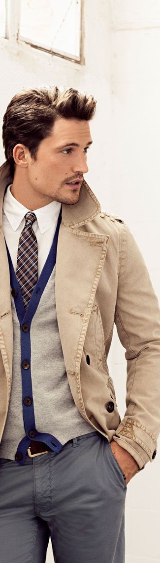 Модный лук: светло-коричневый плащ, серый кардиган, белая классическая рубашка, серые брюки чинос