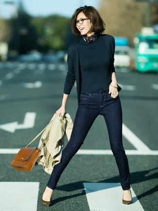 Как носить черный кардиган с темно-синими джинсами женщине осень: Черный кардиган и темно-синие джинсы — беспроигрышный наряд, если ты хочешь составить лёгкий, но в то же время модный лук. Что касается обуви, оливковые замшевые туфли — наиболее приемлимый вариант. Можем уверенно заявлять, такое сочетание одежды - просто бомба на межсезонье, когда столбик термометра неуклонно ползет вниз.