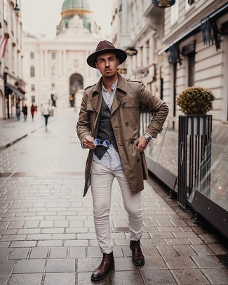 Как носить кардиган с плащом мужчине: Лук из плаща и кардигана поможет воплотить в твоем луке городской стиль современного парня. Темно-коричневые кожаные ботинки челси — идеальный выбор, чтобы завершить образ.