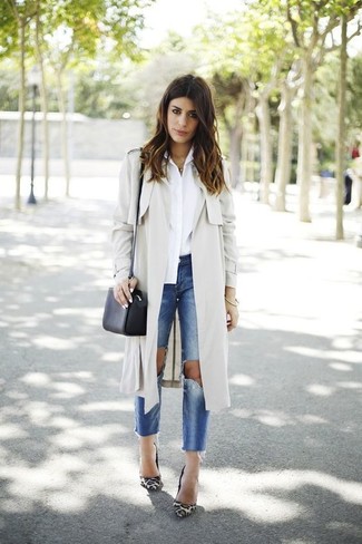 С чем носить рубашку женщине в теплую погоду: Согласись, сочетание рубашки и синих рваных джинсов смотрится очень привлекательно? В этот наряд легко интегрировать белые замшевые туфли с леопардовым принтом.