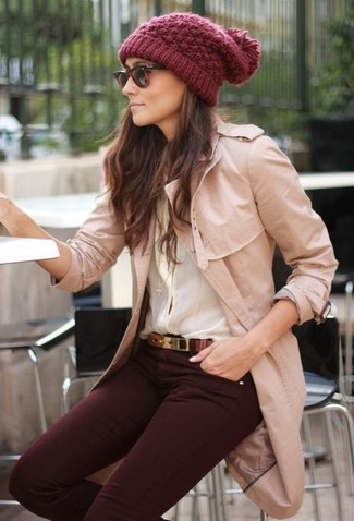 С чем носить темно-красную шапку в 30 лет женщине в деловом стиле: Если в одежде ты делаешь ставку на комфорт и функциональность, светло-коричневый плащ и темно-красная шапка — хороший вариант для стильного повседневного ансамбля.