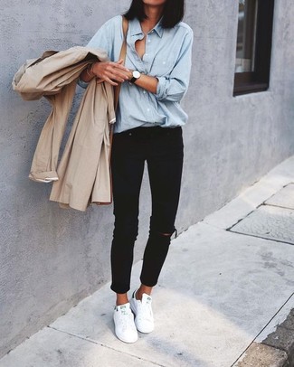 Как носить джинсы с низкими кедами в 30 лет женщине в стиле смарт-кэжуал: Бежевый плащ и джинсы — неотъемлемые предметы в гардеробе дам с чувством стиля. Ты можешь легко адаптировать такой наряд к повседневным реалиям, закончив его низкими кедами.
