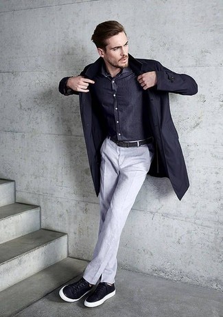 Какие плимсоллы носить с серыми классическими брюками в 30 лет мужчине в деловом стиле: Темно-синий плащ в сочетании с серыми классическими брюками поможет воссоздать элегантный стиль. Дополни ансамбль плимсоллами, если не хочешь, чтобы он получился слишком зализанным.