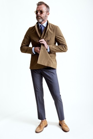 Какие классические брюки носить с бело-коричневой классической рубашкой за 50 лет мужчине весна: Сочетание бело-коричневой классической рубашки и классических брюк подходит для воплощения делового ансамбля. В паре со светло-коричневыми замшевыми ботинками дезертами весь лук смотрится очень динамично. Когда зима отступает и сменяется более теплой погодой, хочется одеваться стильно и выглядеть незабываемо, привлекая взгляды красивых барышень. Подобное сочетание одежды уж точно в этом поможет.