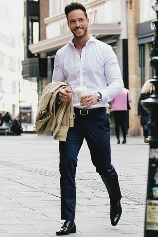 Как носить белую классическую рубашку с светло-коричневым плащом мужчине: Светло-коричневый плащ в сочетании с белой классической рубашкой поможет создать модный и мужественный лук. Вместе с этим образом идеально смотрятся черные кожаные туфли дерби.