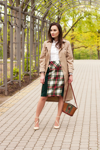 Модный лук: светло-коричневый плащ, белая классическая рубашка, зелено-красная юбка-карандаш в шотландскую клетку, бежевые кожаные туфли