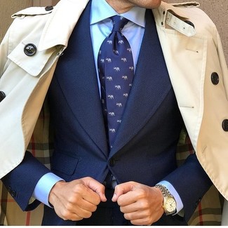 С чем носить синий галстук с принтом мужчине: Несмотря на то, что это классический лук, ансамбль из бежевого плаща и синего галстука с принтом является неизменным выбором стильных молодых людей, покоряя при этом дамские сердца.