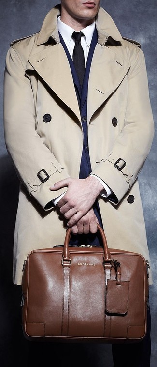 С чем носить темно-коричневую дорожную сумку мужчине: Дуэт бежевого плаща и темно-коричневой дорожной сумки - самый простой из возможных ансамблей для активного выходного дня.